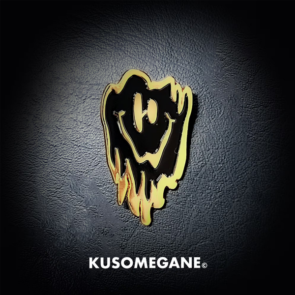 KUSOMEGANEファンバッジ